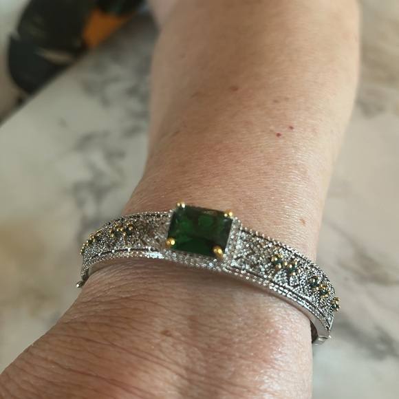 Elegant Silver and Green Bracelet - Picture 3 of 4